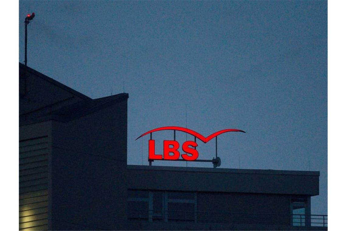 Das Logo der LBS ist auf dem Dach eines Gebäudes in der Stuttgarter Innenstadt zu sehen. Foto: Marijan Murat/dpa/Archivbild