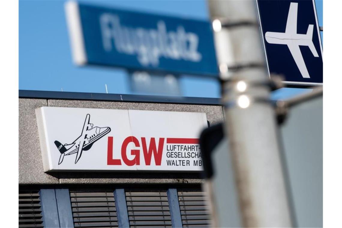Das Logo der Luftfahrtgesellschaft Walter (LGW) an einem Gebäude des Flughafen Dortmund Airport. Foto: Bernd Thissen/dpa