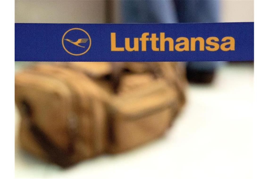 Das Logo der Lufthansa ist auf einem Absperrband zu sehen. Foto: Marijan Murat/dpa