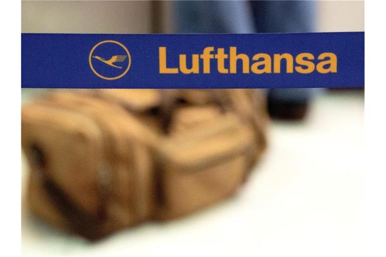 Das Logo der Lufthansa ist auf einem Absperrband zu sehen. Foto: Marijan Murat/dpa