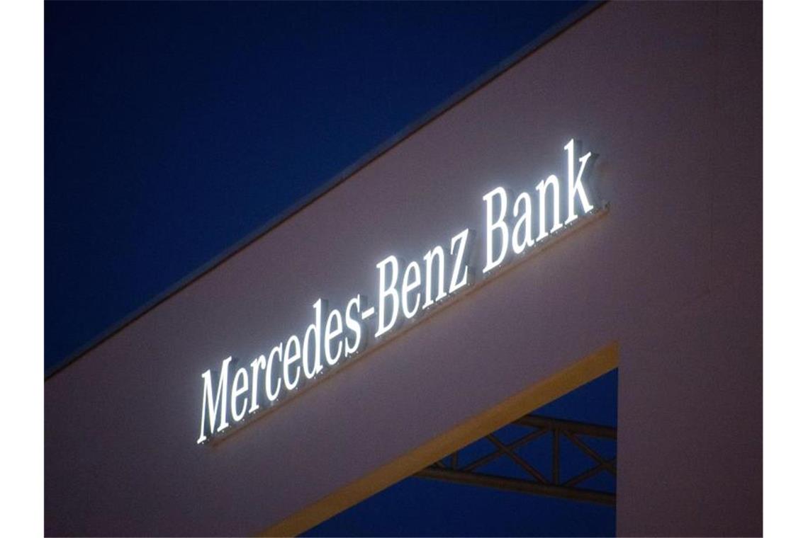 Das Logo der Mercedes-Benz Bank am Hauptsitz in Stuttgart. Foto: Marijan Murat/Archivbild