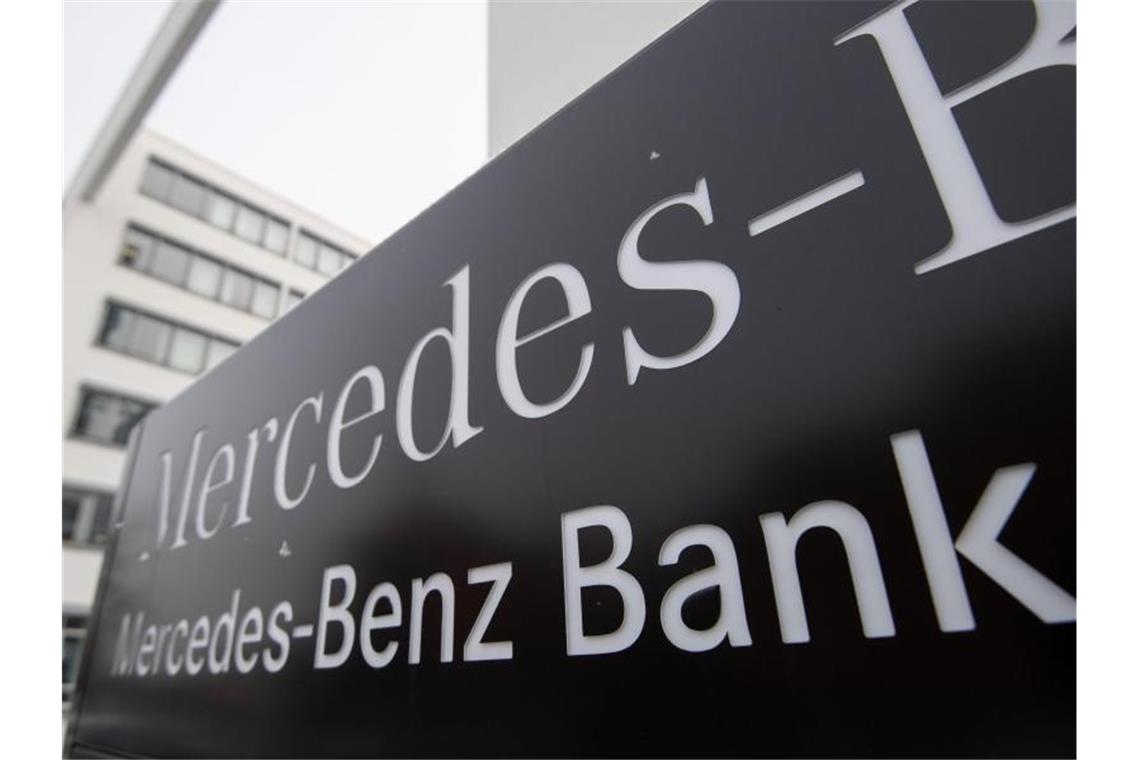 Das Logo der Mercedes-Benz-Bank ist am Firmensitz der Bank zu sehen. Foto: Marijan Murat/dpa/Archivbild