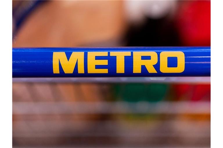 Das Logo der Metro auf einem Einkaufswagen. Foto: Rolf Vennenbernd/dpa