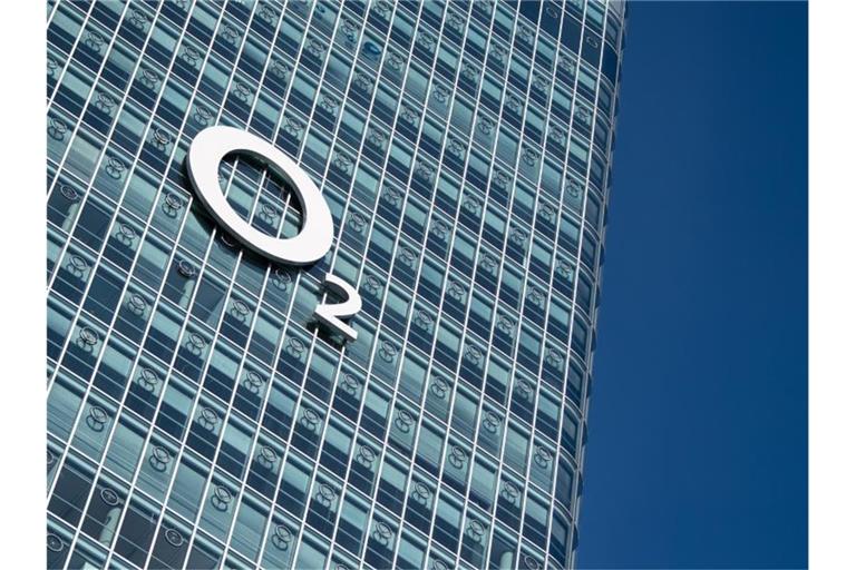 Das Logo der Mobilfunkmarke o2 an der Deutschlandzentrale von Telefónica Deutschland in München. Foto: Sven Hoppe/dpa