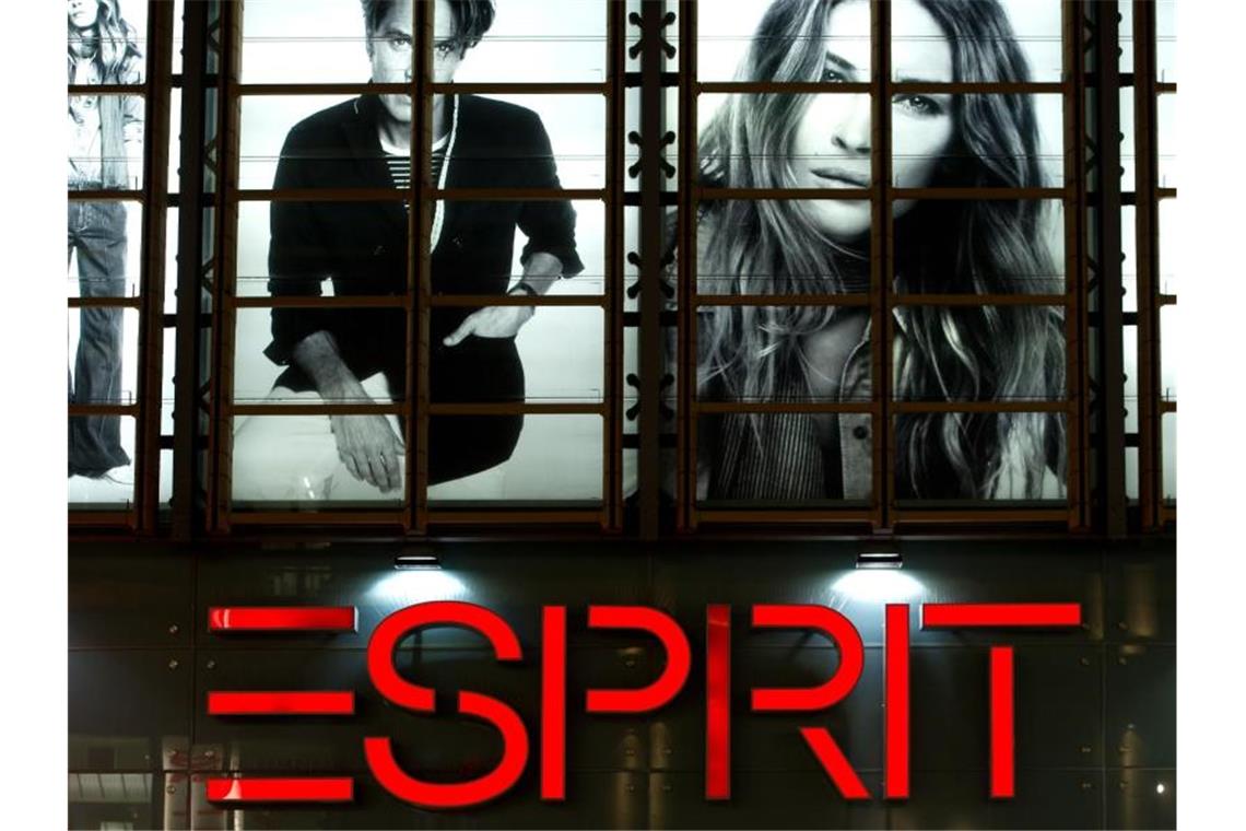 Esprit mit Rettungsversuch Das Logo der Modekette Esprit an einer Filiale. Mehrere deutsche Tochtergesellschaften des unter der Corona-Krise leidenden Modekonzerns Esprit sind zahlungsunfähig. Foto: Sven Hoppe/dpa