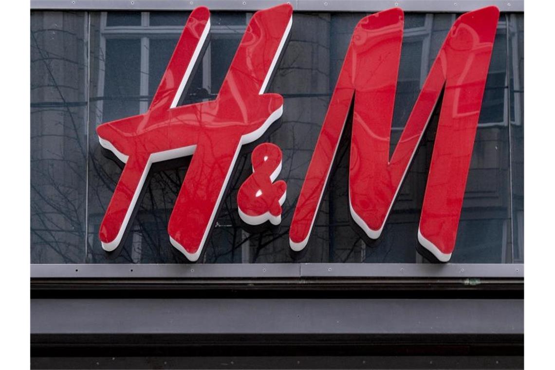 Das Logo der Modekette H&M hängt über dem Eingang des Kaufhauses in der Hamburger Innenstadt. Foto: Axel Heimken/dpa