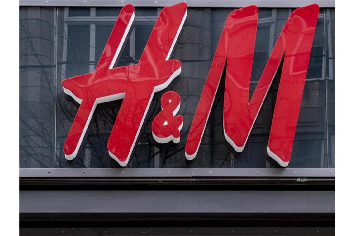 H&M soll wegen Datenschutzverstößen 35 Millionen Euro zahlen Das Logo der Modekette H&M hängt über dem Eingang des Kaufhauses in der Hamburger Innenstadt. Foto: Axel Heimken/dpa