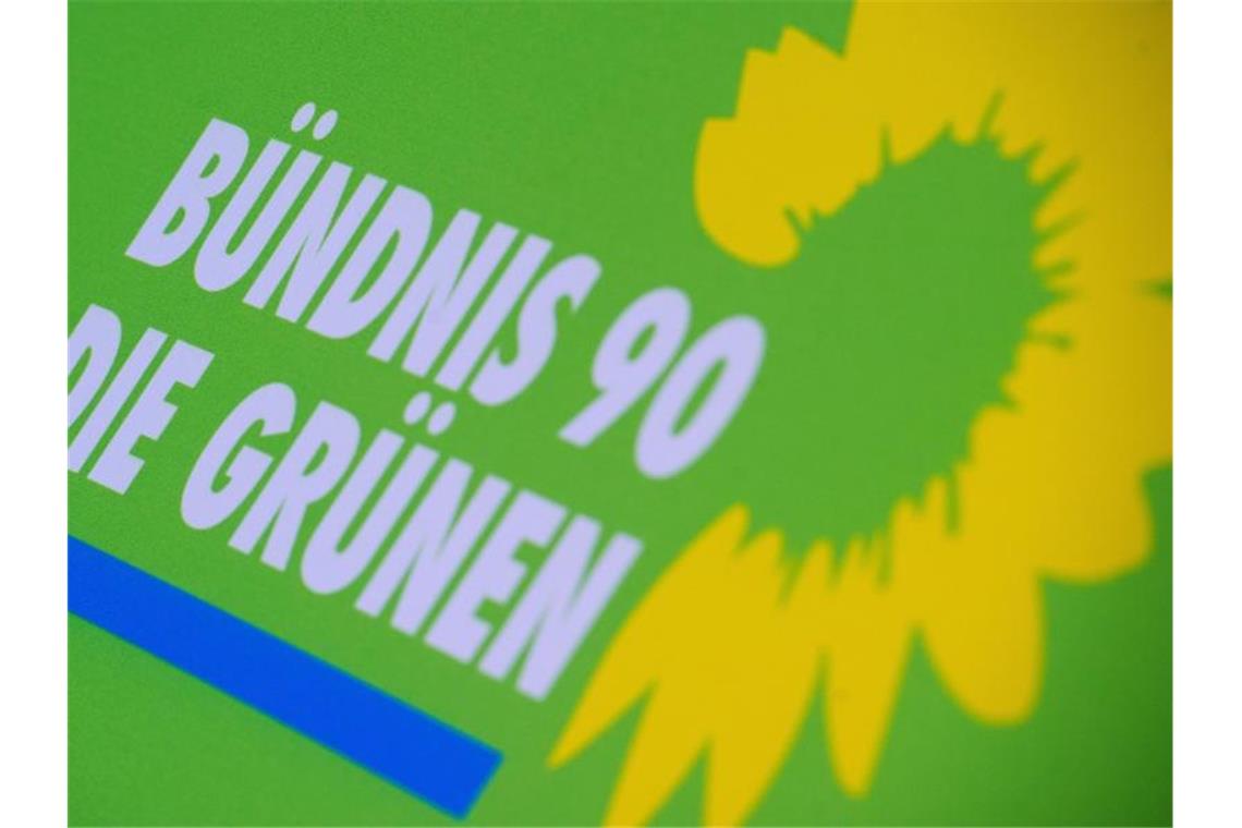 Das Logo der Partei Die Grünen steht auf einem Aufsteller. Foto: Stefan Sauer/dpa-Zentralbild/dpa/Archivbild