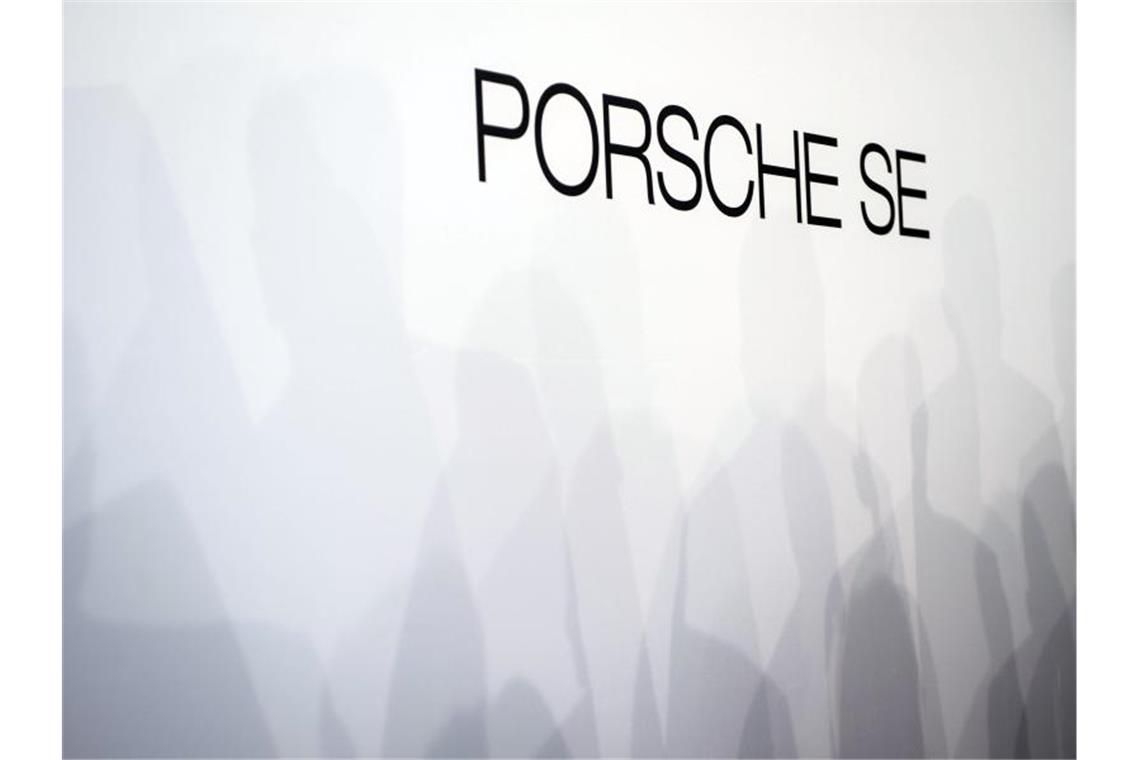 Das Logo der Porsche Autmobil Holding SE. Foto: Lino Mirgeler/dpa/Symbolbild
