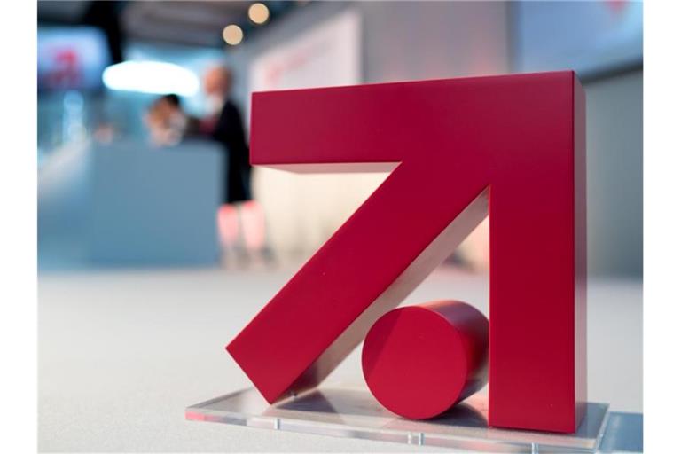 Das Logo der ProSiebenSat.1 Media AG ist in der Konzernzentrale in Unterföhring vor einem Podium zu sehen. Foto: Sven Hoppe