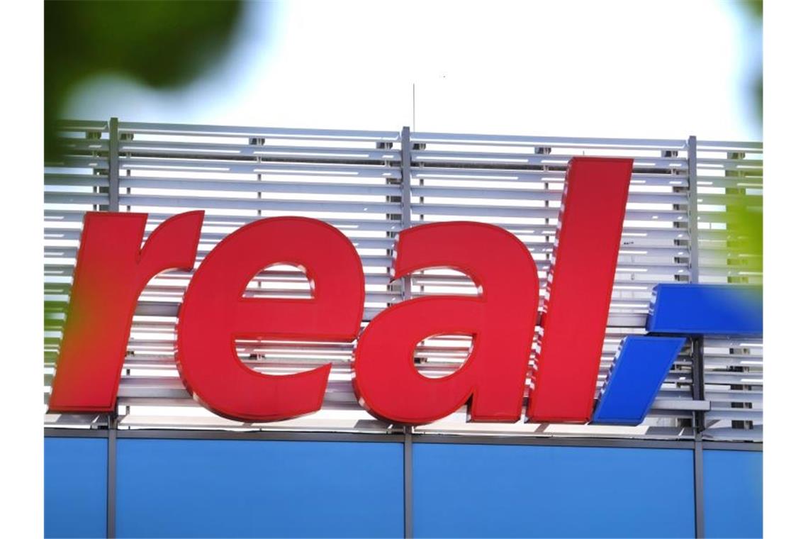 Das Logo der Real SB-Warenhauskette steht an einer Filiale. Foto: Martin Gerten/dpa