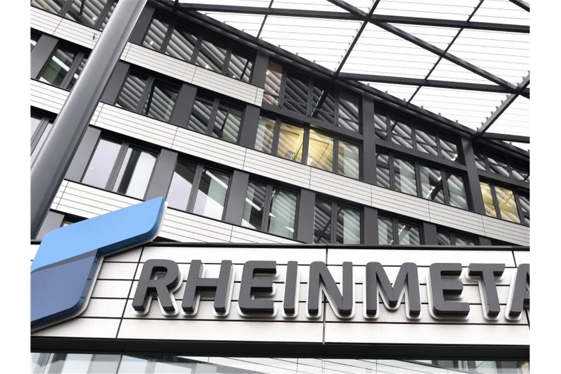 Das Logo der Rheinmetall AG an der Konzernzentrale. Foto: Caroline Seidel/dpa/Archivbild