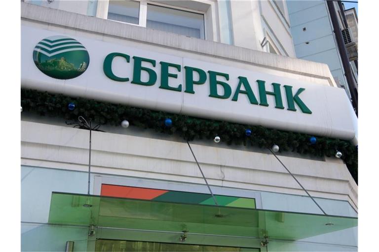 Das Logo der Sberbank an einer Filiale in Russland. Foto: Peter Kneffel/dpa