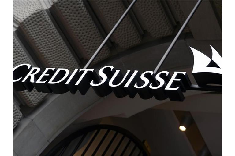 Das Logo der Schweizer Großbank Credit Suisse über dem Eingang zum Firmensitz in Zürich. Foto: Walter Bieri/KEYSTONE/dpa