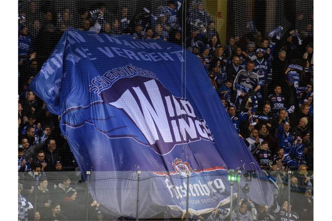 Das Logo der Schwenninger Wild Wings auf einem großen Banner. Foto: Patrick Seeger/dpa/Archivbild