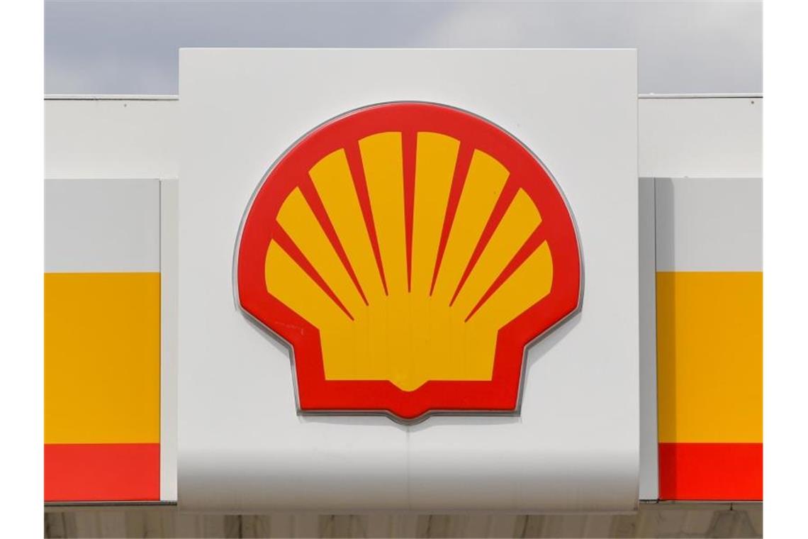 Das Logo der Shell Oil Company an einer Tankstelle. Der Öl- und Gasmulti Shell schreibt infolge der Corona-Krise massive Verluste. Foto: Patrick Pleul/dpa-Zentralbild/dpa
