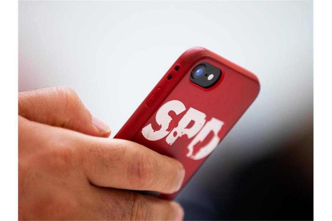 Das Logo der SPD auf einer Handyhülle. Foto: Rolf Vennenbernd/dpa/Symbolbild/Archiv