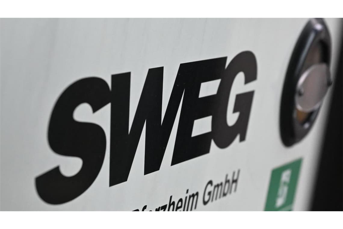 Das Logo der Südwestdeutsche Landesverkehrs-GmbH (SWEG) ist an einem Linienbus angebracht. Bei einem Streik bleiben einige Busse im Depot. (zu dpa: «Verdi-Warnstreik im SWEG-Busverkehr wird ausgeweitet»)