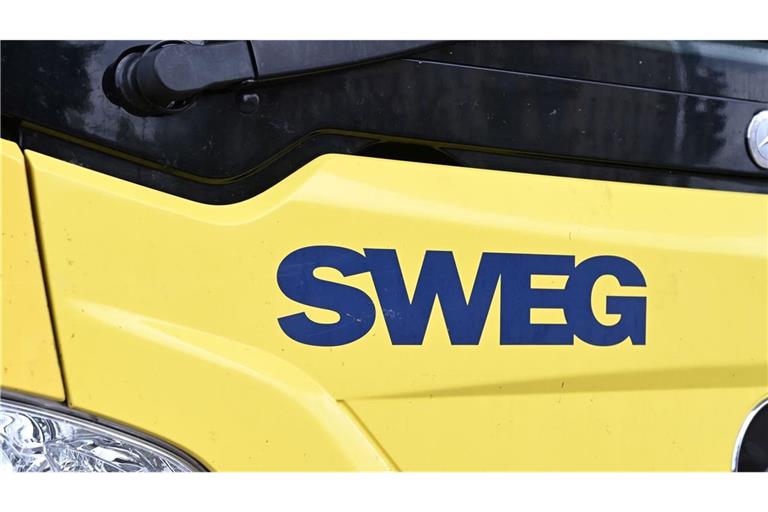 Das Logo der Südwestdeutsche Landesverkehrs-GmbH (SWEG) ist an einem Linienbus angebracht. Bei einem Streik bleiben einige Busse im Depot. (zu dpa: «Drei Tage Warnstreiks bei SWEG: Busse und Züge betroffen»)