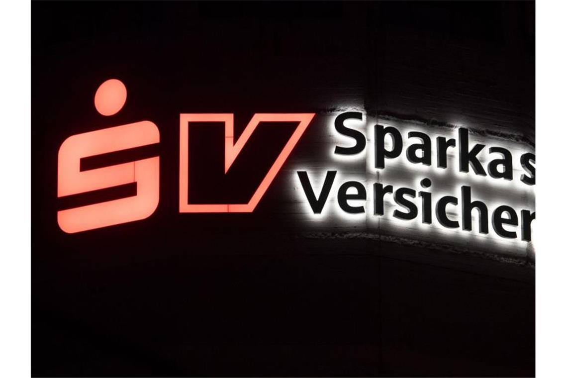 Das Logo der SV Sparkassenversicherung ist an einer Wand zu sehen. Foto: Marijan Murat/dpa/Archivbild