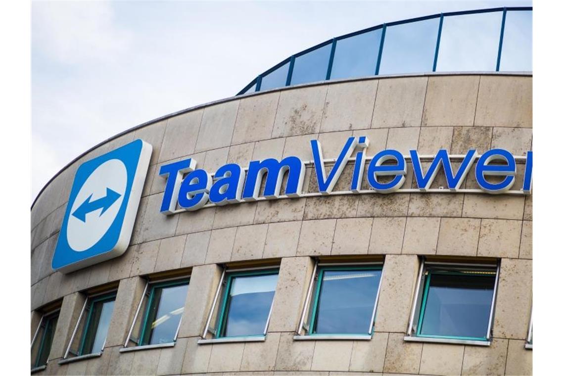 Das Logo der TeamViewer GmbH ist an der Fassade der Firmenzentrale in Göppingen zu sehen. Foto: Christoph Schmidt/Archivbild