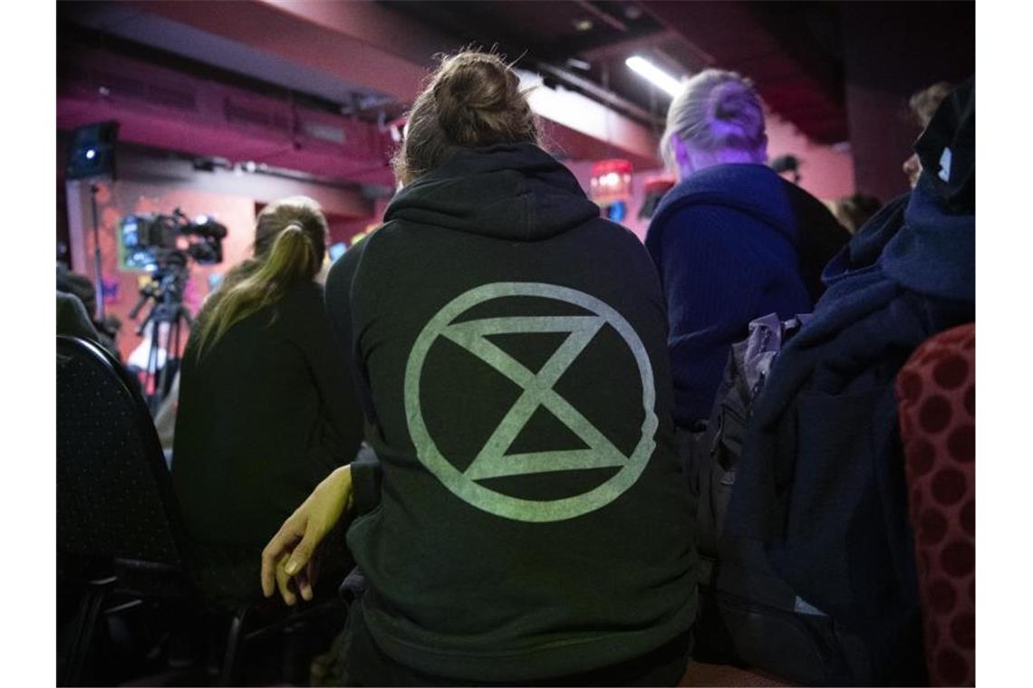 Das Logo der Umweltschutzgruppe „Extinction Rebellion“ bei einem Pressegespräch der Umweltschützer in Berlin. Foto: Paul Zinken/dpa