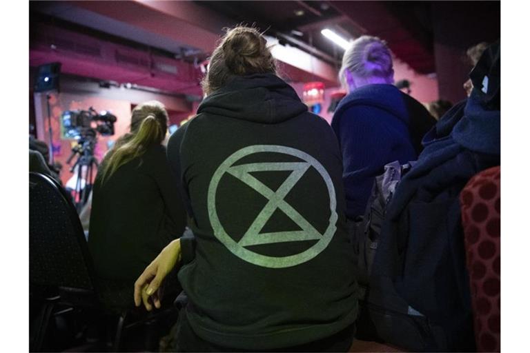 Das Logo der Umweltschutzgruppe „Extinction Rebellion“ bei einem Pressegespräch der Umweltschützer in Berlin. Foto: Paul Zinken/dpa