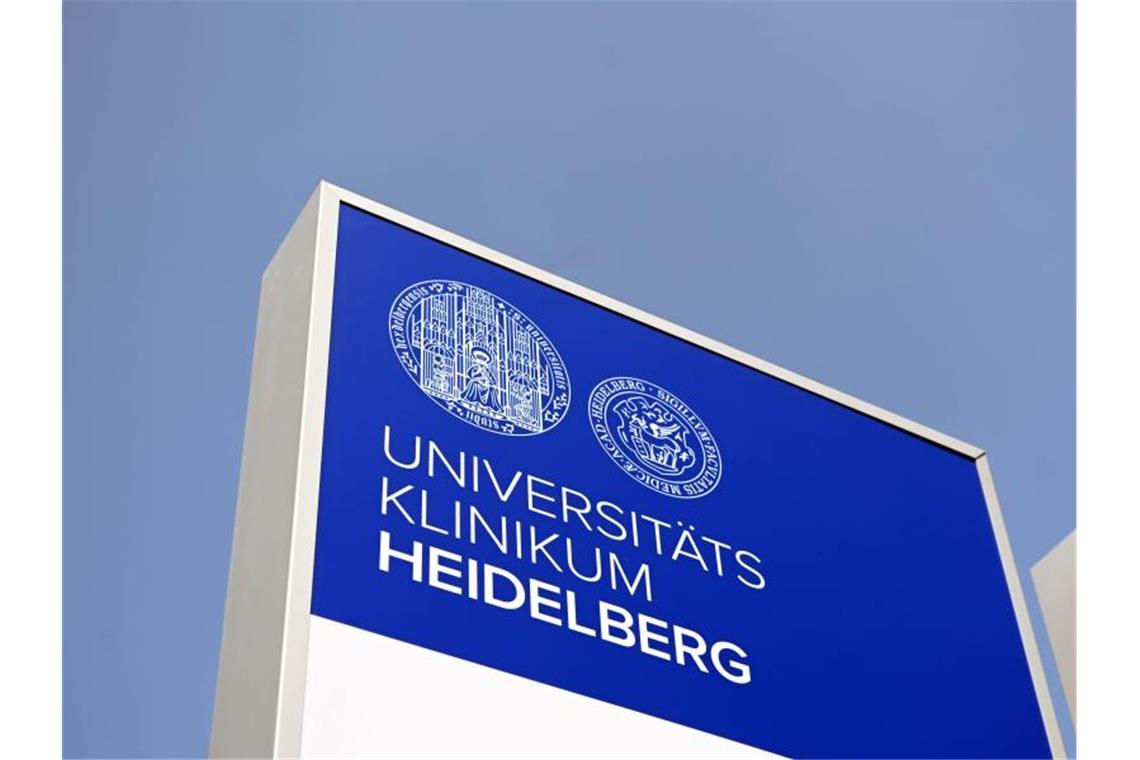 Das Logo der Uniklinik in Heidelberg. Foto: Uli Deck/dpa/Archivbild