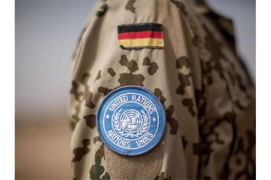 Das Logo der Vereinten Nationen ist an der Uniform eines Soldaten der Bundeswehr angebracht. Foto: picture alliance / dpa