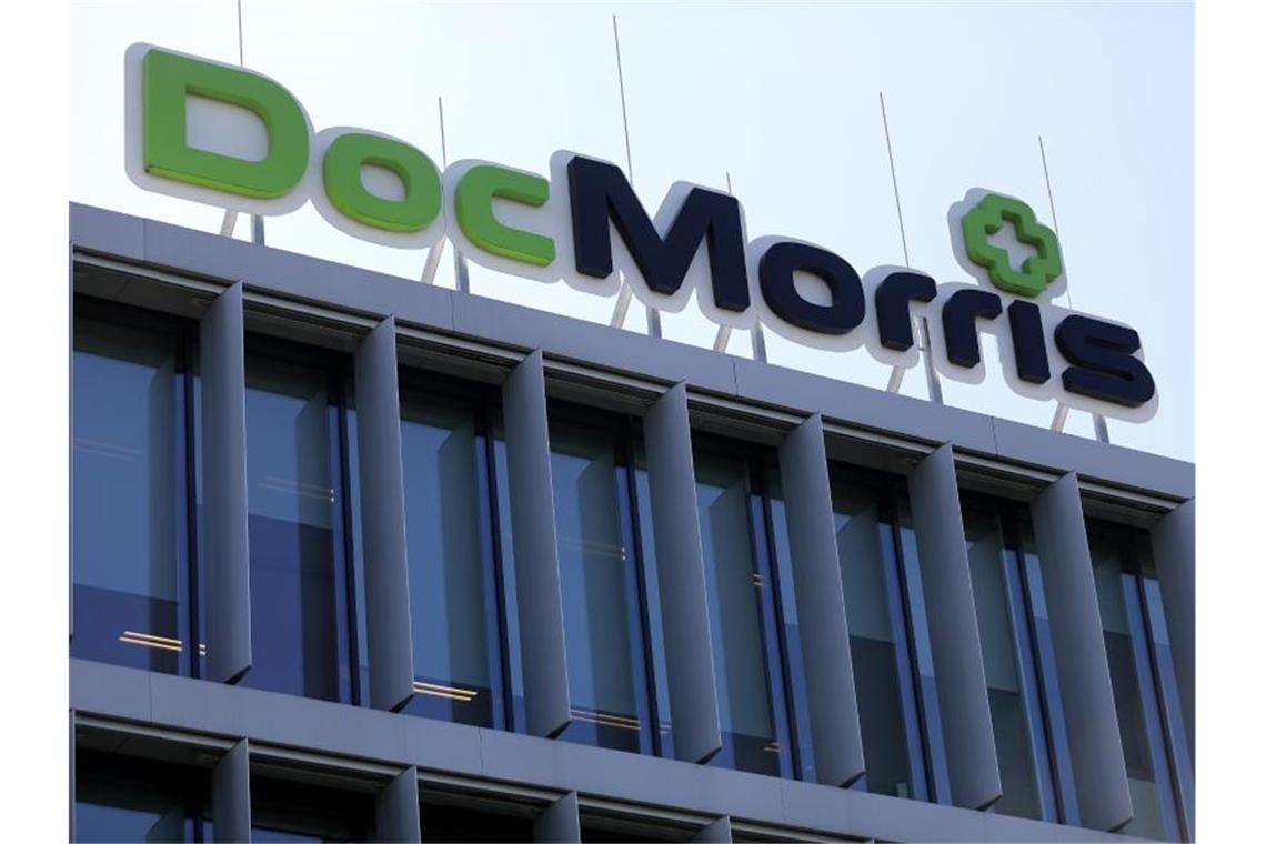 Das Logo der Versandapotheke DocMorris auf dem Dach der Zentrale. Foto: Oliver Berg/dpa