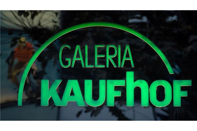 Das Logo der Warenhauskette Galeria Kaufhof ist an einer Filiale zu sehen.