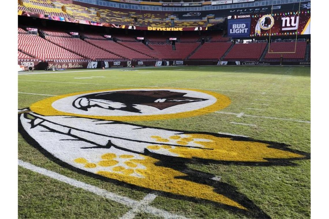 Das Logo der Washington Redskins. Foto: Mark Tenally/AP/dpa