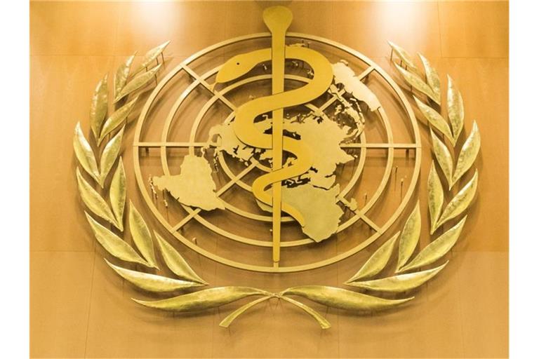 Das Logo der Weltgesundheitsorganisation WHO im europäischen Hauptquartier der Vereinten Nationen. Foto: Peter Klaunzer/KEYSTONE/dpa