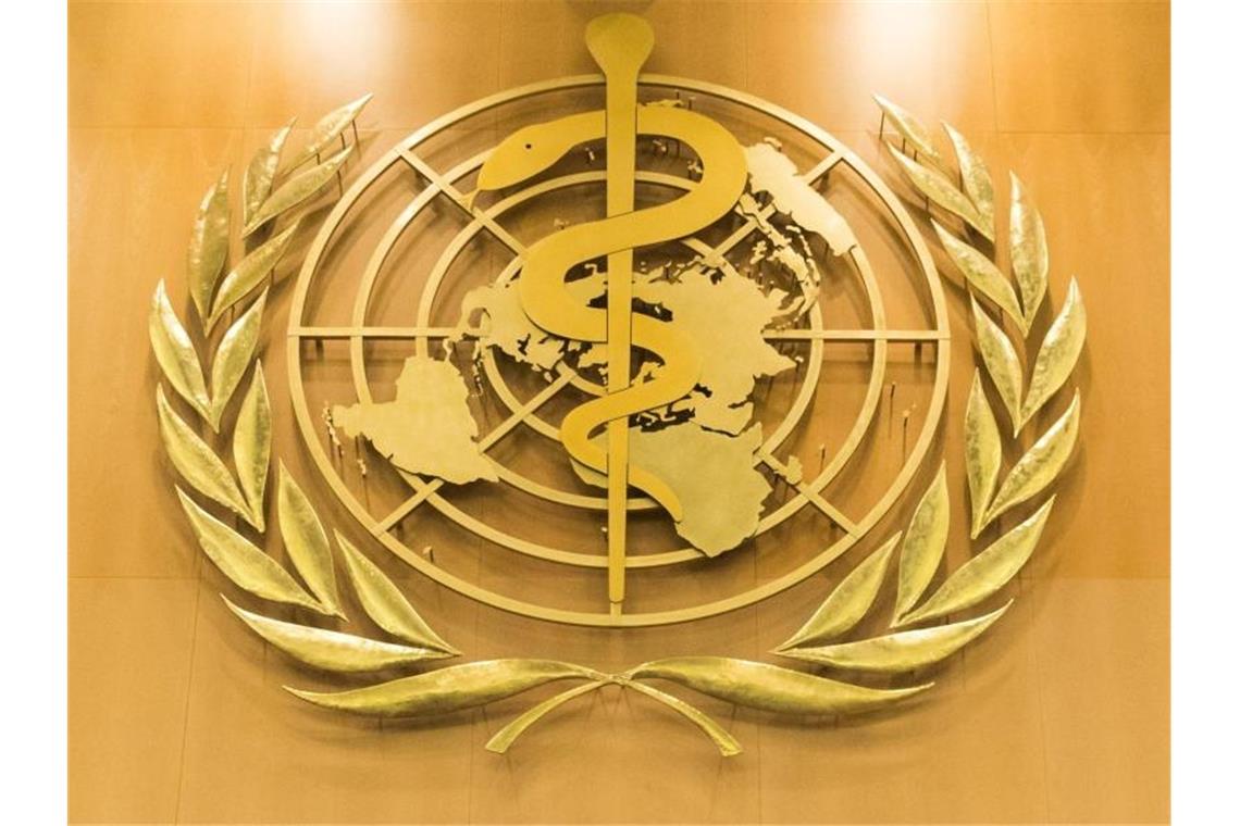 Das Logo der Weltgesundheitsorganisation (WHO) im europäischen Hauptquartier der Vereinten Nationen in Genf. Foto: Peter Klaunzer/KEYSTONE/dpa
