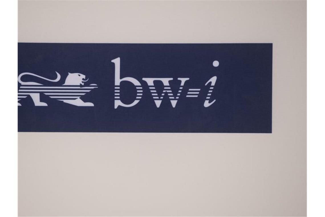 Das Logo der Wirtschaftsfördergesellschaft Baden-Württemberg International (bw-i). Foto: picture alliance / Marijan Murat/dpa/Archivbild