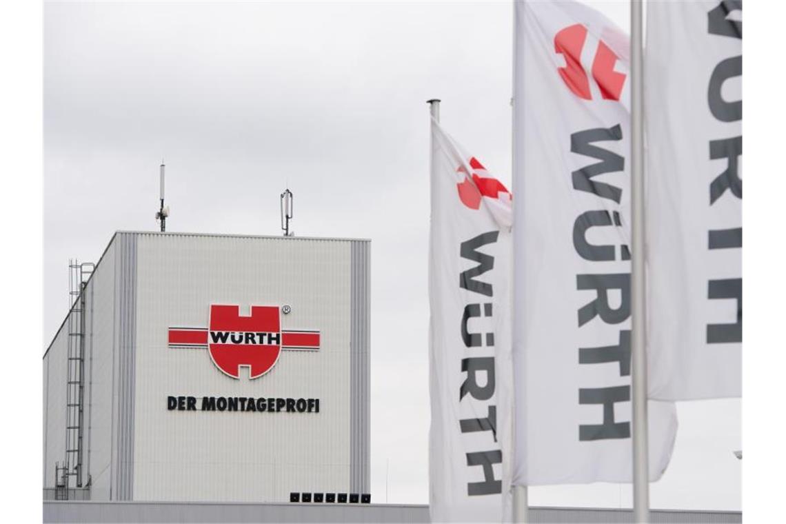 Materialkosten und Investitionen senken Gewinn bei Würth Das Logo der Würth-Gruppe ist an der Fassade eines Firmengebäudes zu sehen. Foto: Sebastian Kahnert/Archiv