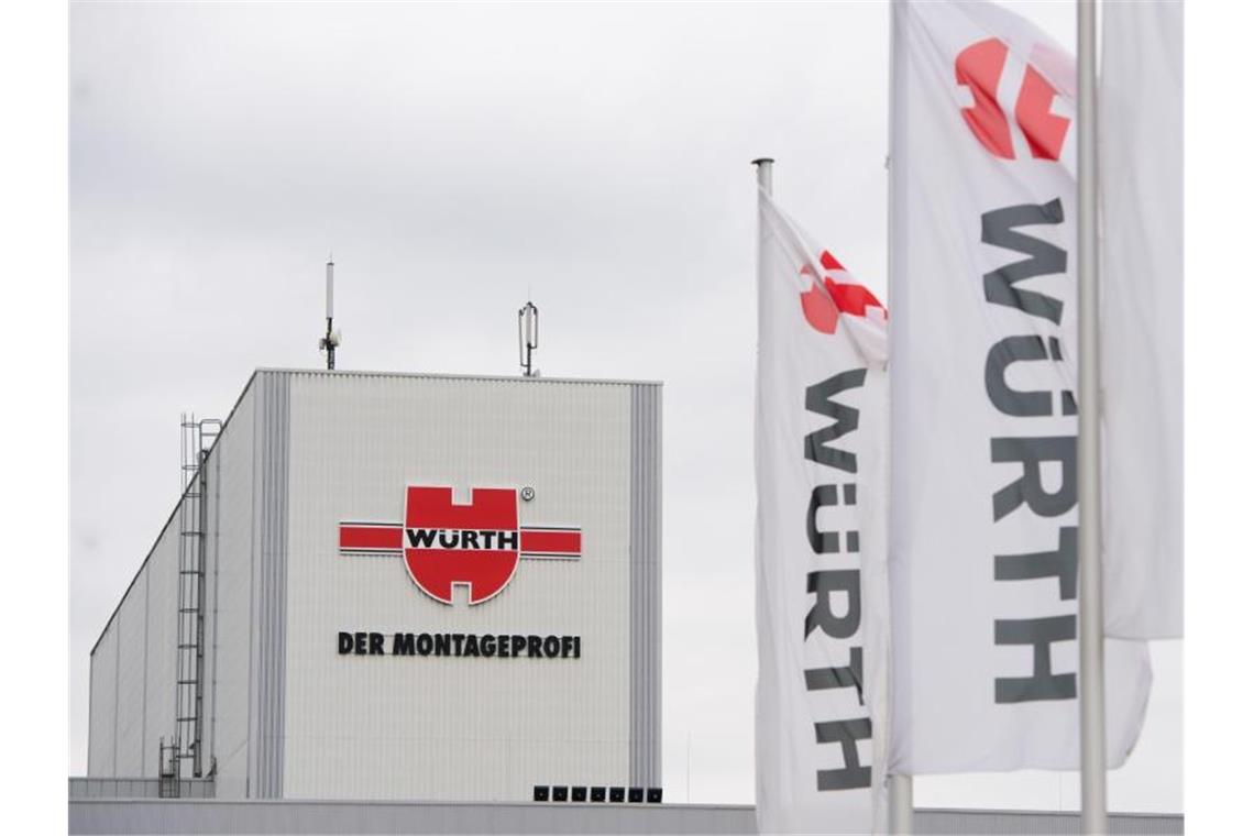 Das Logo der Würth-Gruppe ist an der Fassade eines Firmengebäudes zu sehen. Foto: Sebastian Kahnert/Archivbild