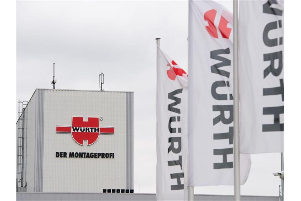 Das Logo der Würth-Gruppe ist an der Fassade eines Firmengebäudes zu sehen. Foto: Sebastian Kahnert/dpa