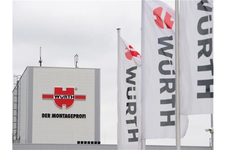 Das Logo der Würth-Gruppe ist an der Fassade eines Firmengebäudes zu sehen. Foto: Sebastian Kahnert/dpa