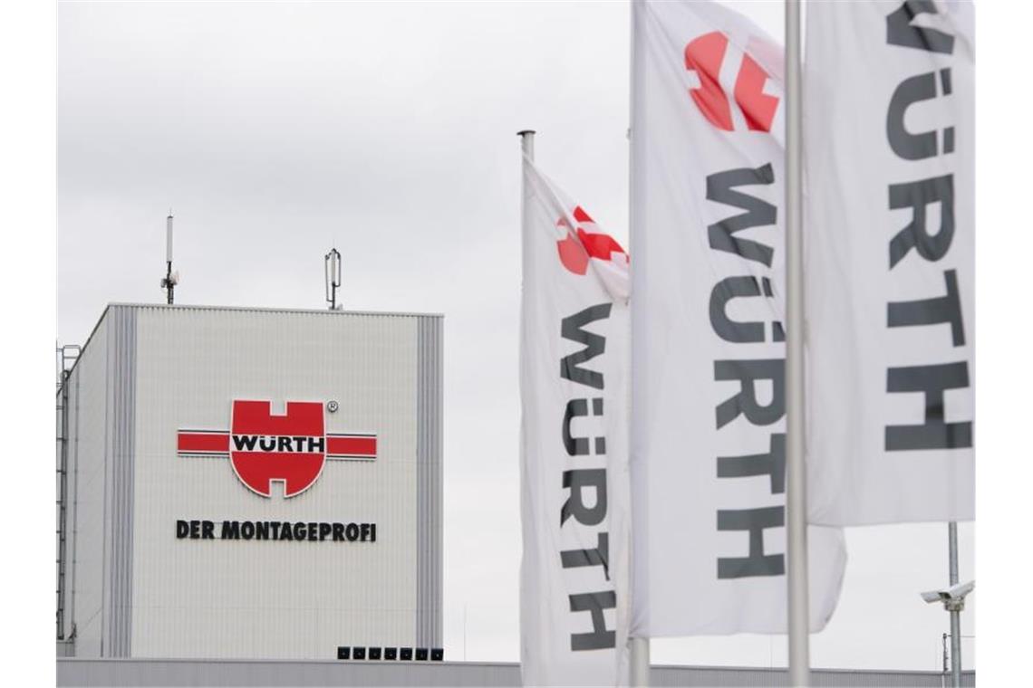 Das Logo der Würth-Gruppe ist an der Fassade eines Firmengebäudes zu sehen. Foto: Sebastian Kahnert/dpa