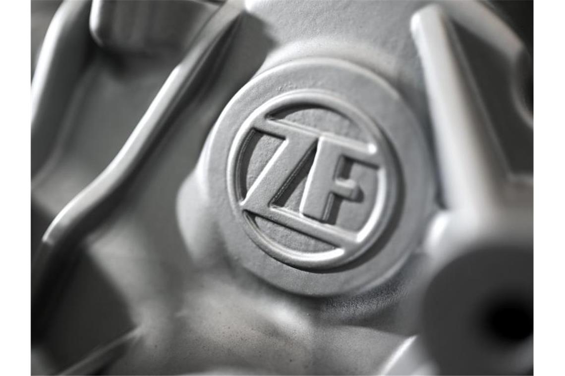 Das Logo der ZF Friedrichshafen AG ist auf einem Elektromotor des Automobilzulieferers zu sehen. Foto: Felix Kästle/dpa