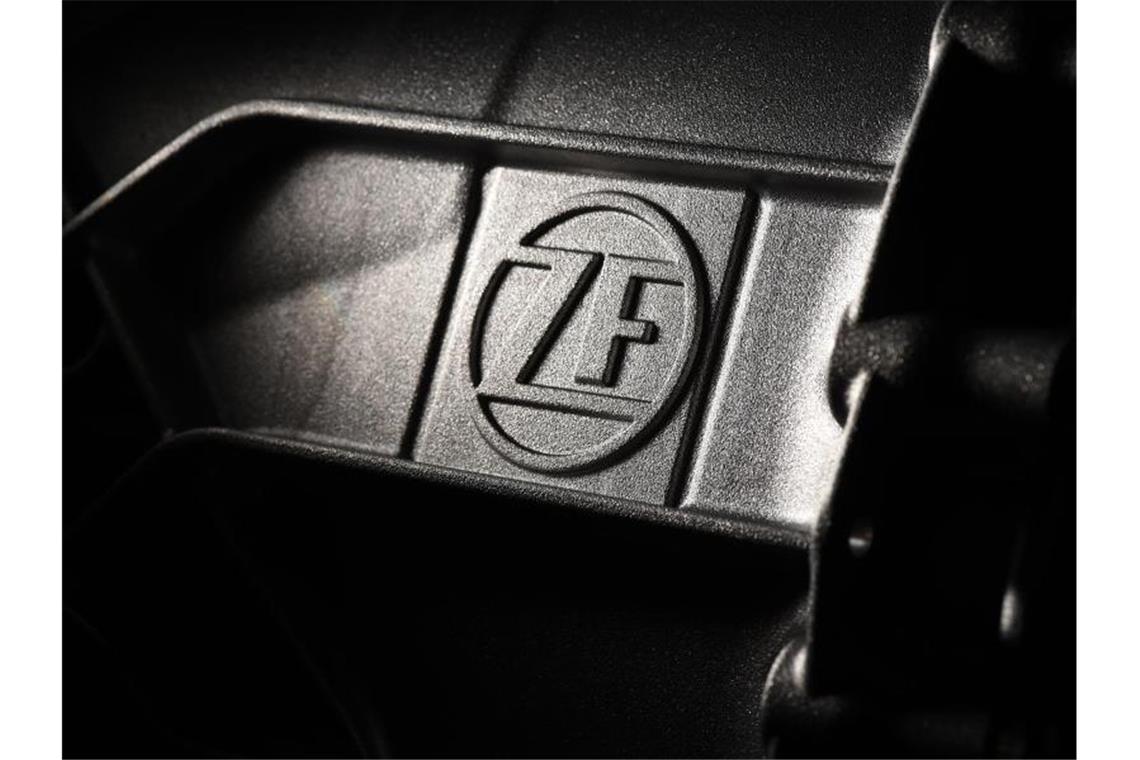 Das Logo der ZF Friedrichshafen. Foto: Felix Kästle/Archivbild