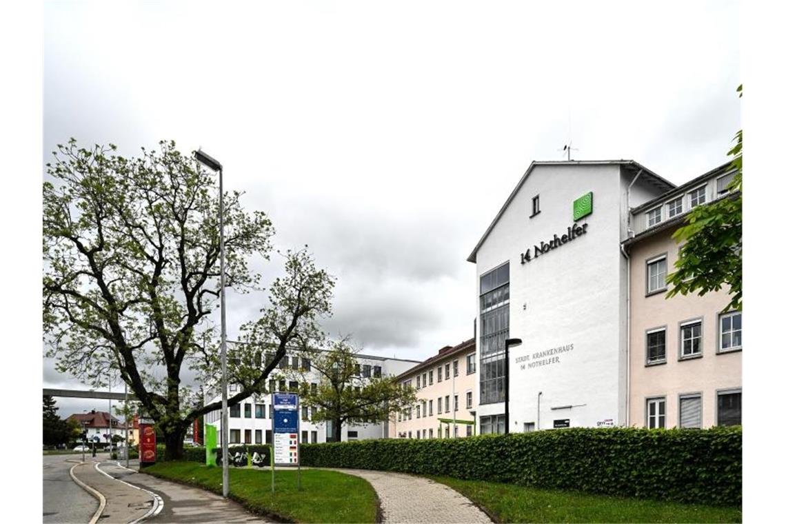 Prozess nach Klinikskandal: Anklage gerät in die Defensive Das Logo des 14-Nothelfer-Krankenhaus prangt über dem ehemaligen Haupteingang des Krankenhauses. Foto: Felix Kästle/dpa