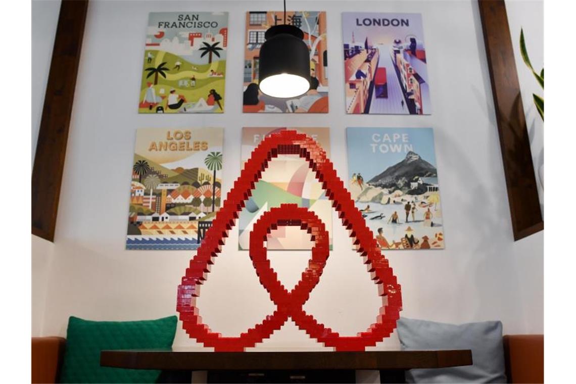 Bericht: Starker Kostenanstieg drückt Airbnb ins Minus Das Logo des Apartment-Vermittlers Airbnb. Foto: Jens Kalaene/zb/dpa