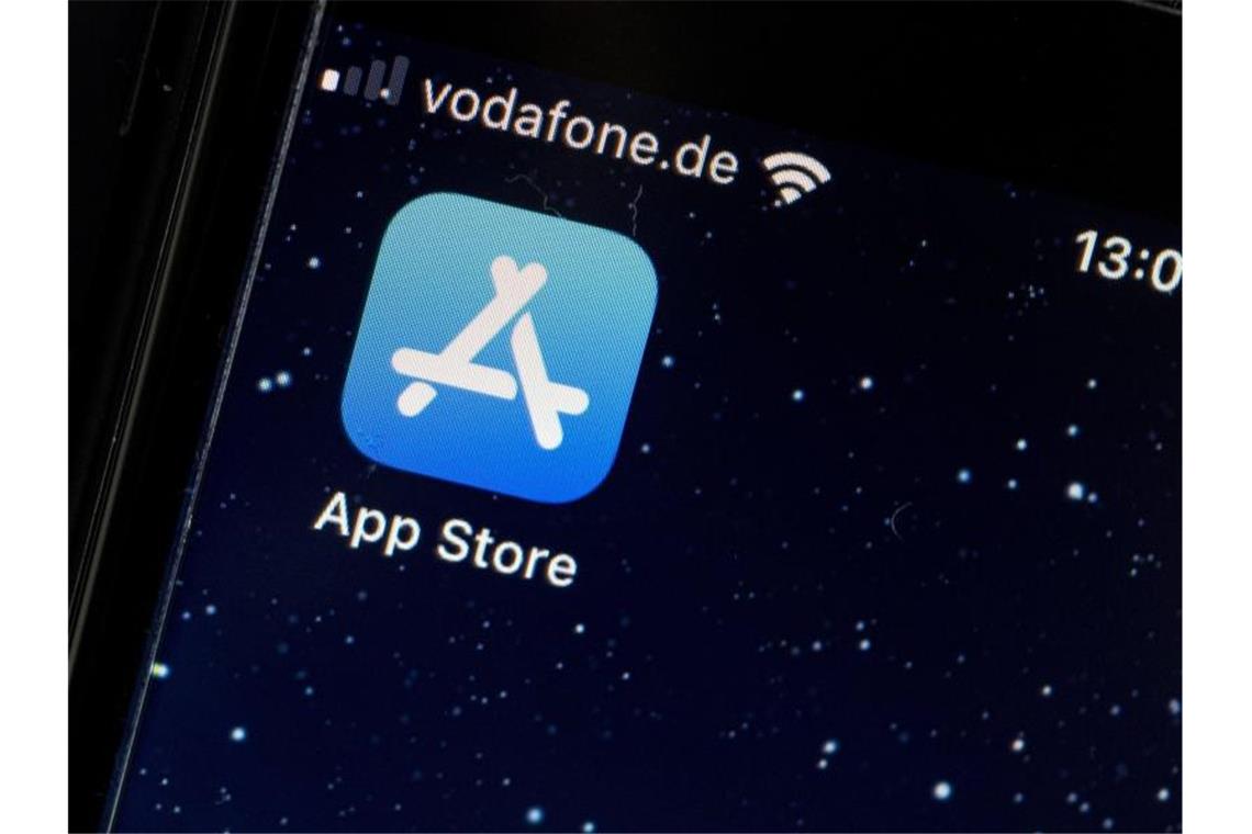 Stundenlanger Ausfall diverser Apple-Dienste Das Logo des App Stores ist auf einem Bildschirm zu sehen. Foto: Fabian Sommer/dpa