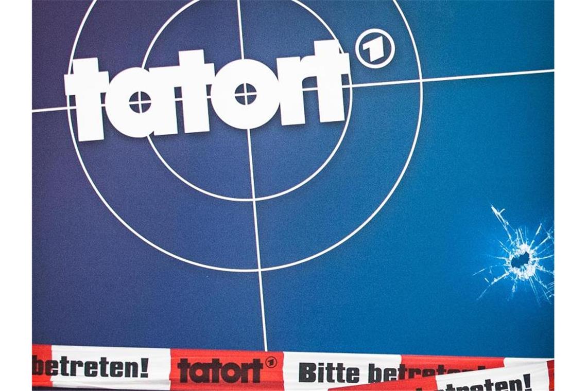 Das Logo des ARD-Kultkrimis „Tatort“ und ein Absperrband sind zu sehen. Foto: Christoph Schmidt/dpa/Archivbild