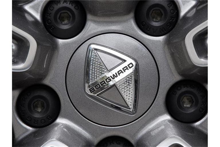 Das Logo des Autobauers Borgward ist zu sehen. Foto: Sebastian Gollnow/Archivbild