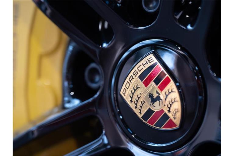 Das Logo des Autobauers Porsche ist auf einer Felge zu sehen. Foto: Sebastian Gollnow/dpa/Archivbild