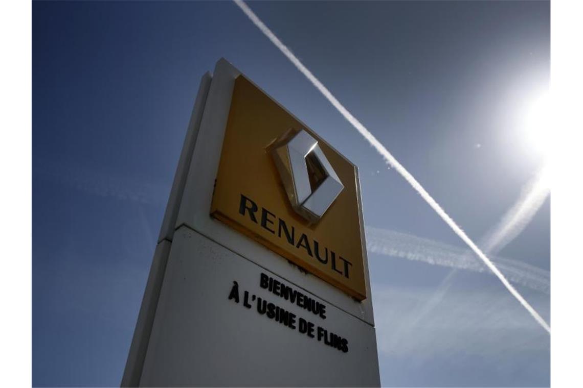 Das Logo des Autoherstellers Renault hängt vor einem Fabrikgelände an einem Firmenschild. Foto: Christophe Ena/AP/dpa