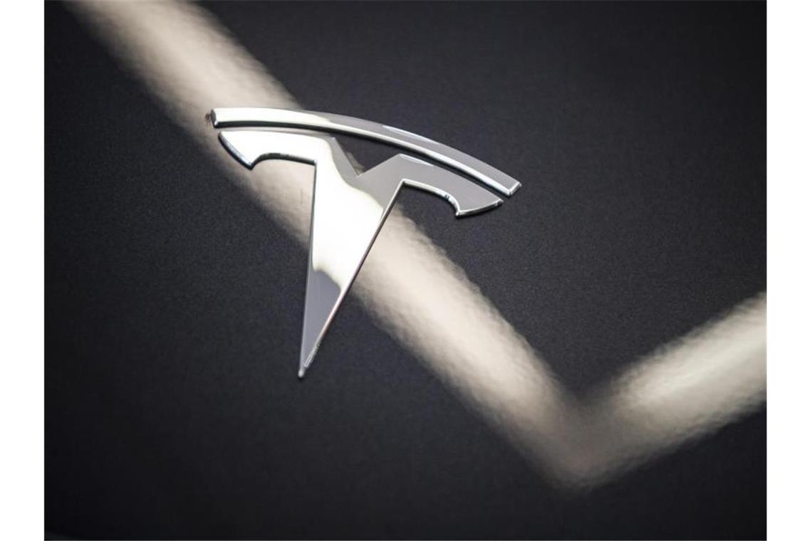 Das Logo des Autoherstellers Tesla. Foto: Christophe Gateau/dpa